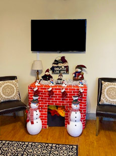 19 Holiday Decorations In Lobby Snowmen Web