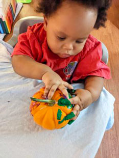 06 Pumpkin Painting Baby