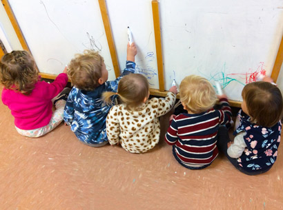 06 Toddlers Drawing Web Photo
